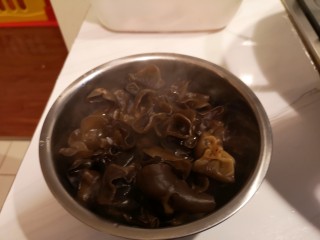 7、芥兰木耳,捞出备用。