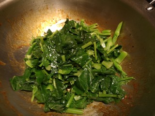 10、芥兰木耳,炒出香味儿之后，下入芥蓝。