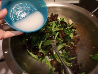 12、芥兰木耳,放入盐，鸡精。再加入淀粉水勾芡。