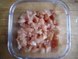 1、宫保鸡丁,1.鸡脯肉先拍后斩切成丁，加入料酒1茶匙和少许盐，抓上劲后放入淀粉抓匀，腌制10分钟