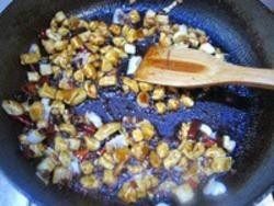 7、宫保鸡丁,下入鸡丁翻炒，转大火，将宫保汁顺锅边倒入