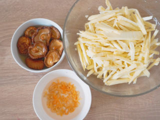 1、竹笋香菇虾米饭????,竹笋切成条，香菇、虾米用热水分开泡