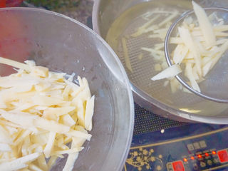 2、竹笋香菇虾米饭????,竹笋冷水下锅煮开即可捞上