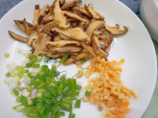 3、竹笋香菇虾米饭????,将泡开的香菇切条，准备葱蒜，将瘦猪肉绞碎
