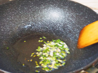 4、竹笋香菇虾米饭????,热锅下油，爆炒葱蒜