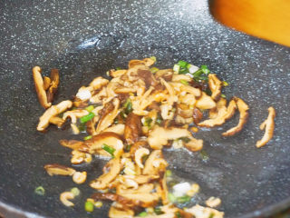 5、竹笋香菇虾米饭????,先爆炒香菇