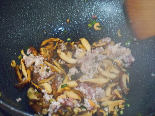 6、竹笋香菇虾米饭????,再放瘦肉