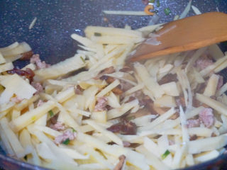 7、竹笋香菇虾米饭????,最后放虾米和竹笋翻炒，加入适量的盐