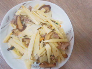 8、竹笋香菇虾米饭????,翻炒几分钟后即可出锅