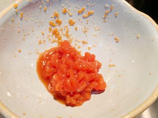 2、特制番茄酱煎豆腐,拿一个碗，装2勺番茄酱