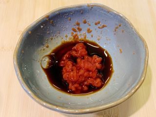 3、特制番茄酱煎豆腐,1勺生抽