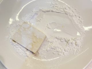 7、特制番茄酱煎豆腐,先把淀粉倒在碟子里，用豆腐沾满淀粉。