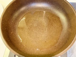 9、特制番茄酱煎豆腐,冷锅热油，然后调中小火