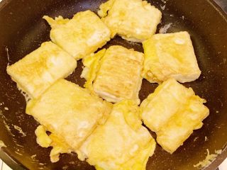 10、特制番茄酱煎豆腐,把豆腐一片片放进入煎锅里3分钟