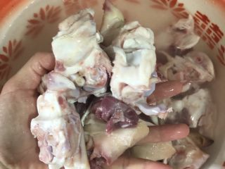 2、南乳猪手,猪手用流动的水洗干净