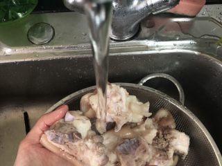 4、南乳猪手,飞水后的猪手用流动的冲洗一下浮沫