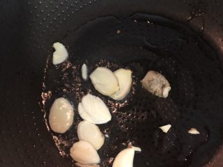 7、南乳猪手,放入姜片蒜头炒香