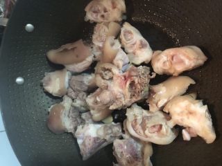 8、南乳猪手,倒入猪手