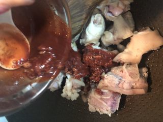 9、南乳猪手,加入南乳汁，翻炒均匀