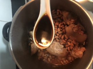 11、南乳猪手,继续加入花生，酱油