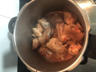 10、南乳猪手,倒入准备好的压力锅