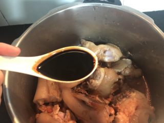 12、南乳猪手,加入老抽，再一次搅拌均匀