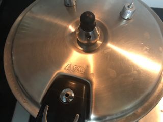 13、南乳猪手,盖上压力锅盖子，上汽之后加压20分钟，关火后停放几分钟再打开