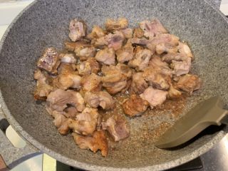 9、板栗炖排骨,放入排骨炒糖色