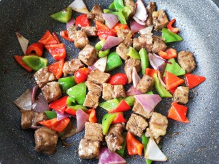 11、彩椒牛肉粒,翻炒均匀即可。(牛排酱已经味道很足了,我个人口感不用加盐,重口味的小伙伴们可以根据个人口味适量加盐)