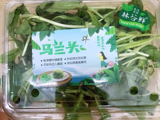 1、马兰头拌香干,准备好新鲜的马兰头