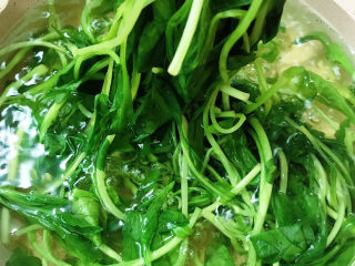 4、马兰头拌香干,锅中放盐、清水烧开，放入马兰头焯水1-2分钟