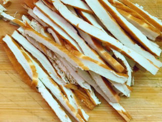 10、马兰头拌香干,先切成丝