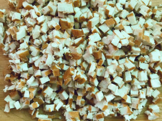 11、马兰头拌香干,再切成末（越小越好）。