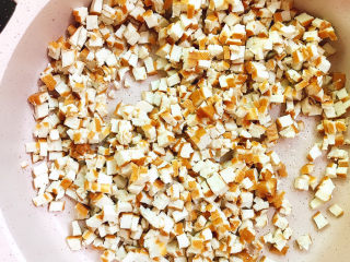 13、马兰头拌香干,下香干末炒熟