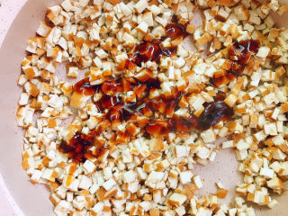 14、马兰头拌香干,放入蚝油