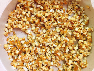 15、马兰头拌香干,拌匀再炒香一点