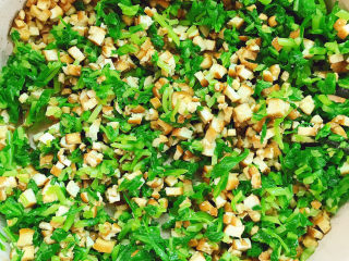 17、马兰头拌香干,加入酱油、芝麻油、花椒油、白糖拌匀