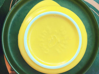 18、马兰头拌香干,装入碗中压紧实，将碗倒扣在盘子上