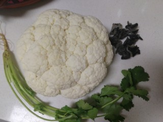 1、凉拌菜花,主料:菜花一颗。配料:木耳,香菜。