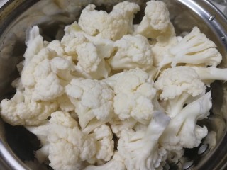 2、凉拌菜花,菜花掰小朵。