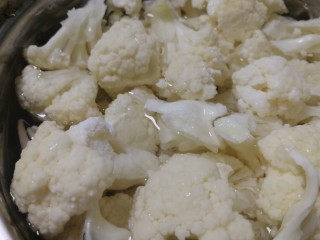 3、凉拌菜花,小苏打水泡洗干净。