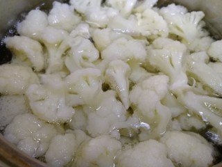 4、凉拌菜花,水开焯水1分钟。