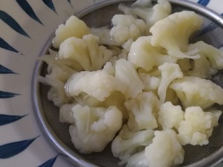 5、凉拌菜花,捞出过凉水。