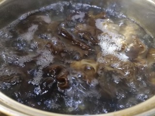 6、凉拌菜花,泡好的木耳焯水2分钟。