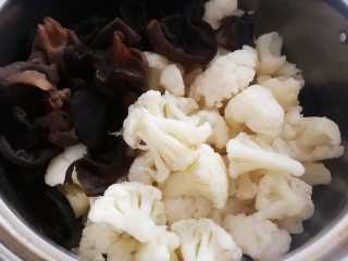 7、凉拌菜花,菜花和木耳放入大碗里。