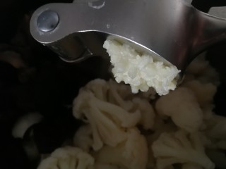 8、凉拌菜花,蒜瓣压成蒜泥。