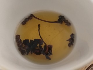 9、凉拌菜花,用花椒和八角,小火炸些油。