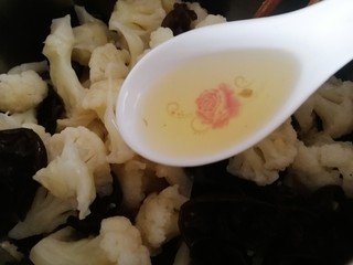 10、凉拌菜花,浇在蒜泥上。