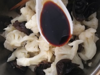 11、凉拌菜花,淋生抽提鲜和醋增香。