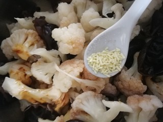12、凉拌菜花,加鸡精和香油。